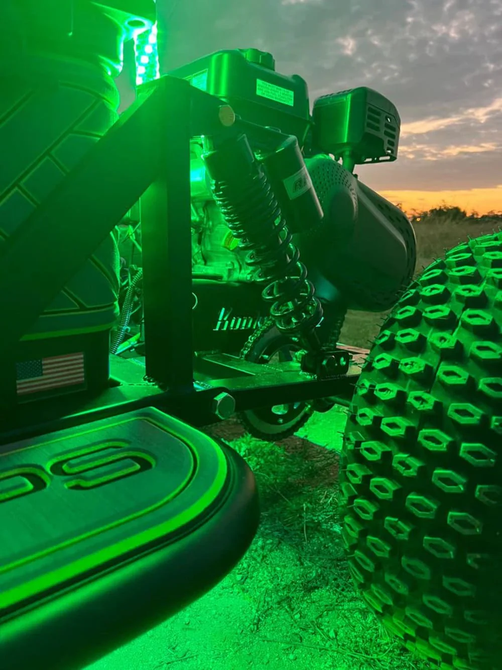 M Whips T2 RGB/RGBW Bluetooth Chasing Rock Light Kit - Image 3