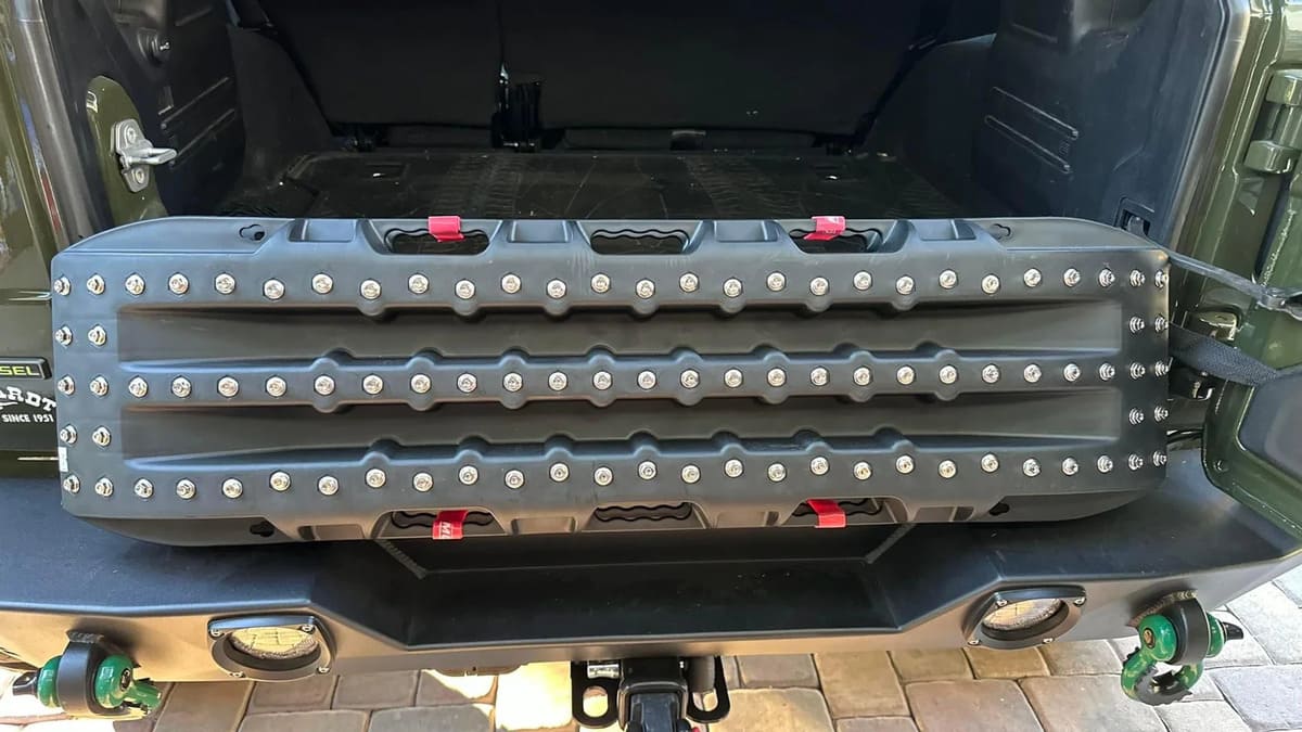 Mojab Off-Road Ultimate Traction Recovery Board with Steel Plugs & Storage Bag - Image 14
